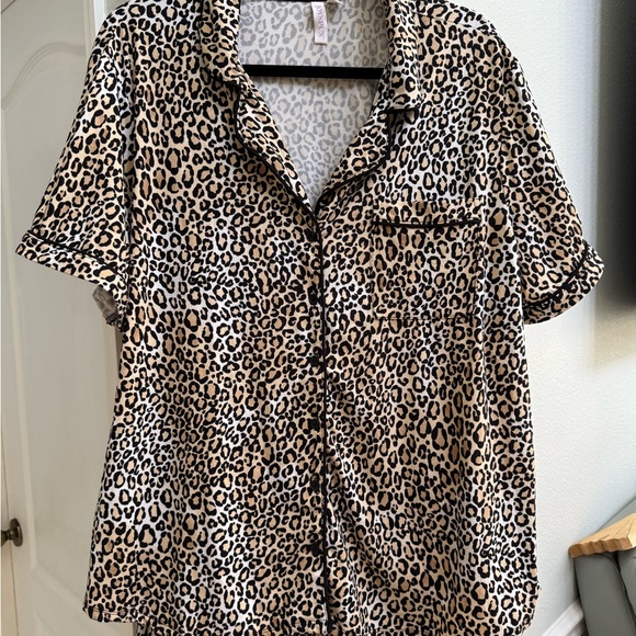 Women's 3X Leopard Print Pajama Set button up short sleeve cropped bottoms EUC - Picture 2 of 12